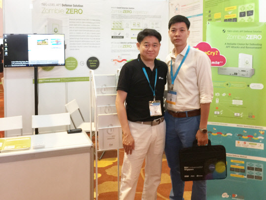 엔피코어가 지난달 말 싱가포르에서 열린 'RSA APJ(Asia Pacific & Japan) 2017'에서 APT 및 랜섬웨어 대응 솔루션 '좀비제로 시리즈'의 신제품을 대거 선보이며 동남아 시장 진출을 강화하고 있다. 한승철 엔피코어 대표(왼쪽)가 현지 한 바이어와 엔피코어 부스에서 기념촬영을 하고 있다. 엔피코어 제공